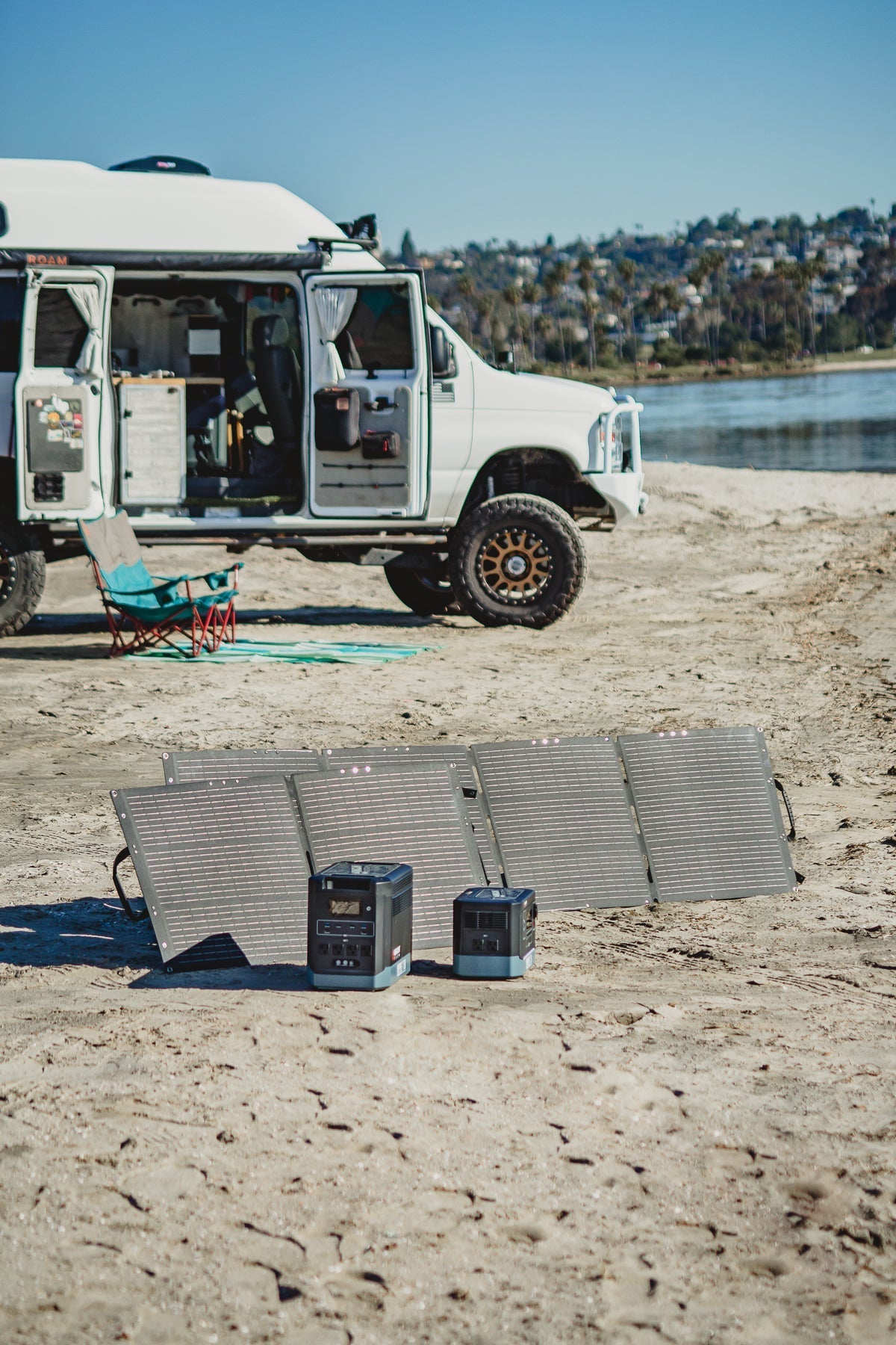 High Efficiency 200W Folding Solar Panel - Magnadyne