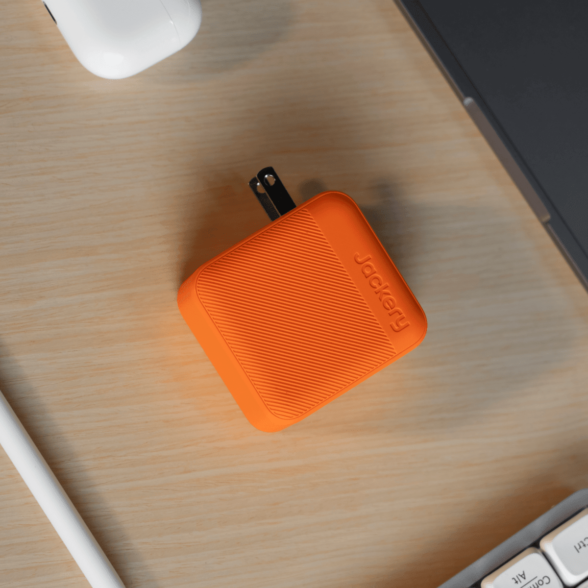 Jackery 102W GaN 3-Port Fast Charger - Magnadyne